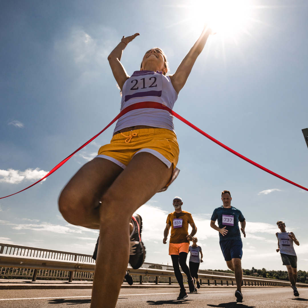 femme avec cuisses en mouvement au sport