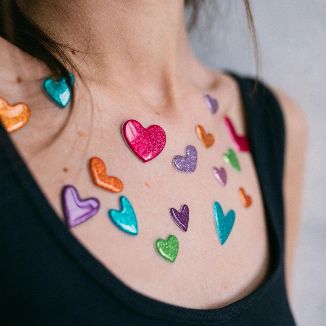 boutons sur le décolleté femme