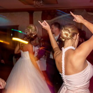 femmes qui danse à un mariage sans frottement de cuisse